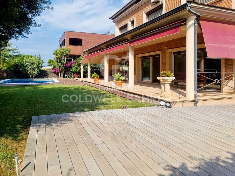 Foto f8d94d10-fa04-4dd2-a935-ebf1a43f2e0a. House with parking in Ciutat Diagonal Esplugues de Llobregat