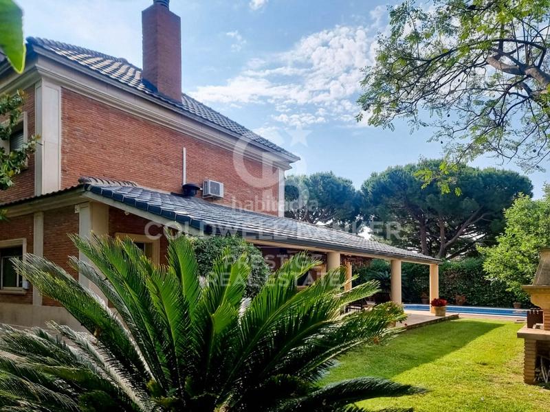 Foto fcb71422-d373-4c35-9e94-1c525dabf3ad. House with parking in Ciutat Diagonal Esplugues de Llobregat