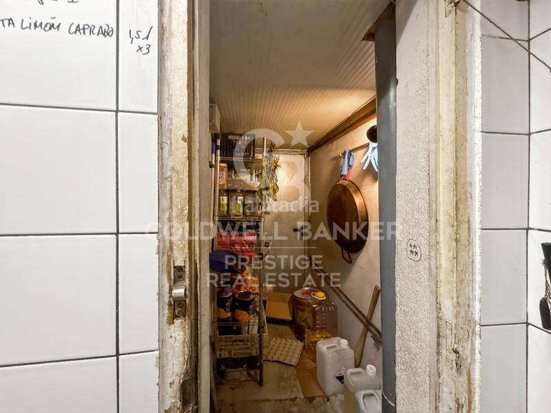 Foto 208b42d4-a846-41a9-84bd-1a570dbe981b. Traspaso local comercial local con licencia c3 mixto en funcionamiento en Barcelona