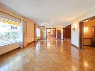 Appartement  Calle de ferrán agulló. Luminoso apartamento con terraza y vistas al turó park, barcelon