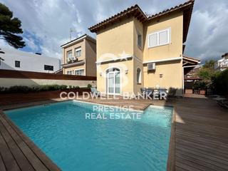 Lloguer Casa  N/a. Casa unifamiliar con piscina a 5 minutos de la playa