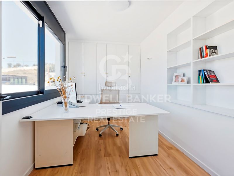 Foto 5c8e4e18-0621-4153-96ac-50c29e318882. Casa amb aparcament a La Miranda Esplugues de Llobregat