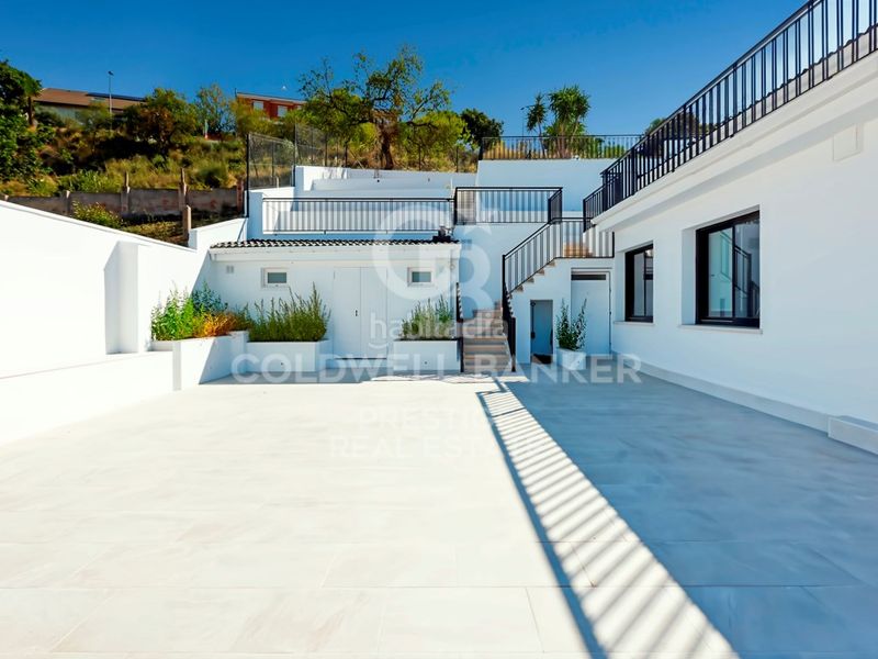 Foto 8020876d-1a68-40c2-91b2-8f1c1daf4d2b. Casa amb aparcament a La Miranda Esplugues de Llobregat