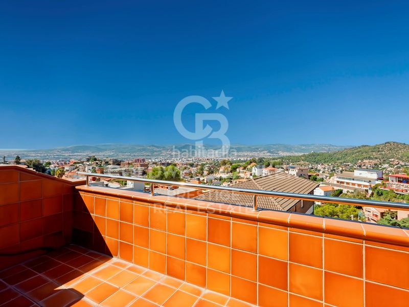 Foto c1bc6fff-8a87-4e99-baaf-18ea6607a66c. Casa amb aparcament a La Miranda Esplugues de Llobregat