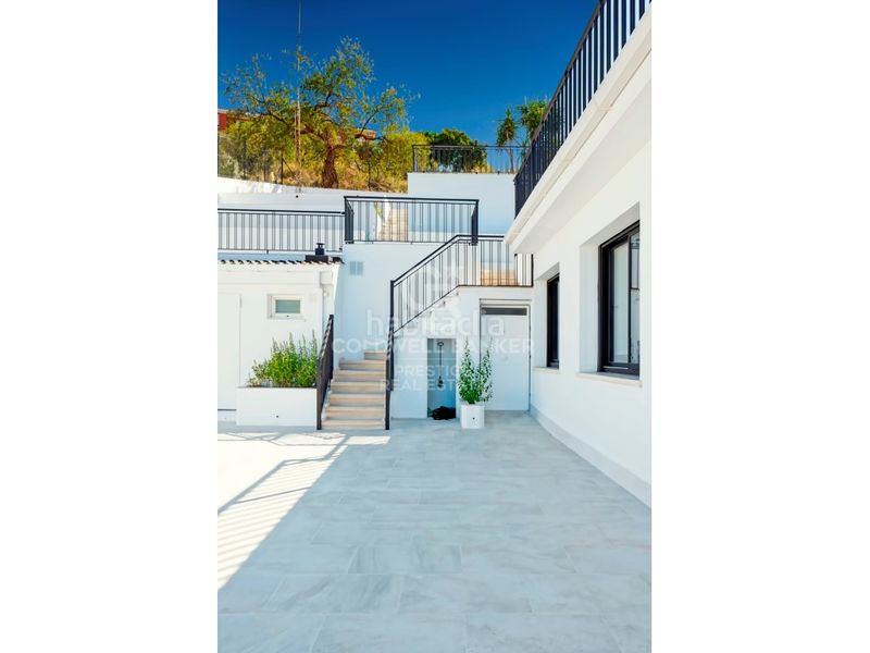 Foto cc2df5a8-ed71-4347-8ed9-47dfba1f1782. Casa amb aparcament a La Miranda Esplugues de Llobregat