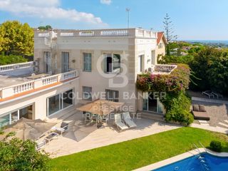 Casa  Calle ciutat vila jardi. Villa señorial con jardín privado, piscina y vistas al mar en el