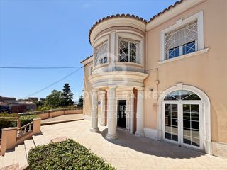 Casa  Calle picalques. Villa señorial con gran parcela junto a barcelona
