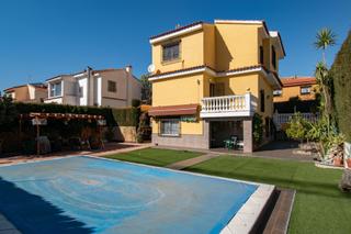 Xalet  Calle quinto cent-pin. Gran chalet con piscina en los pinillos