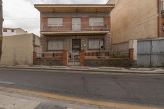 Casa adossada a Ogíjares. Se vende casa con una parcela de 518 m2 en el centro de los ogíj