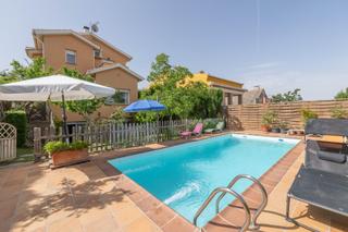 Xalet en Cumbres Verdes. Precioso chalet independiente con piscina en cumbres verdes