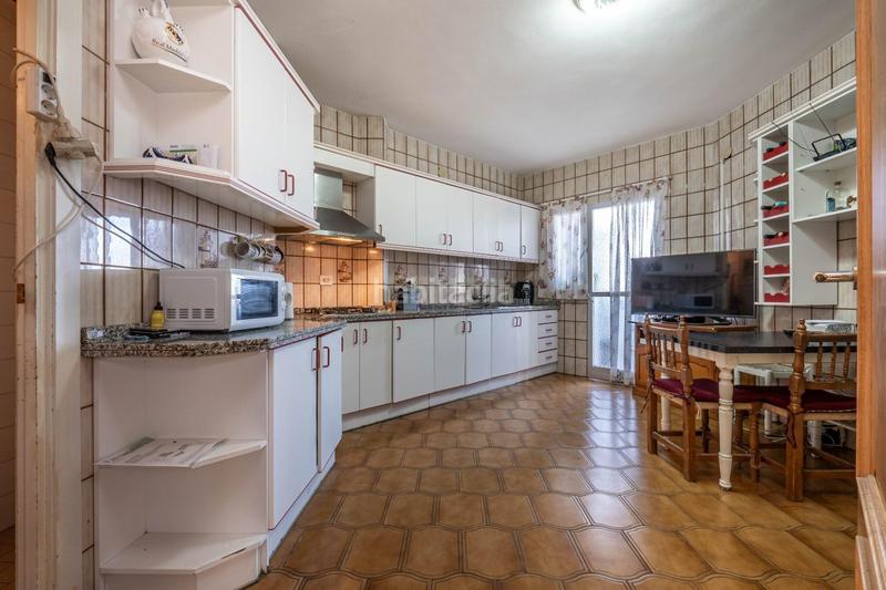 Foto 3bef3c8a-e7c8-4def-b269-fe853a36557b. Piso  céntrico con 3 grandes habitaciones, 2 baños, terraza, cocina, despensa y lavadero. garaje opcional en Albolote