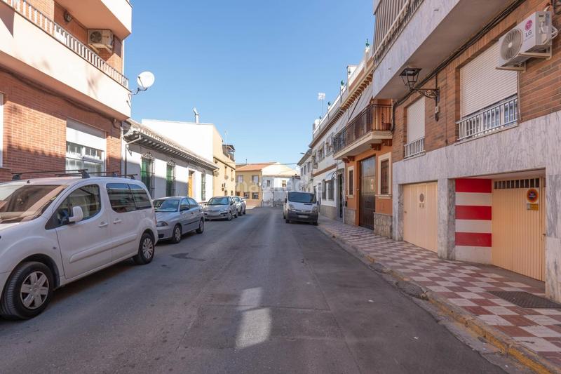 Foto 4f73d1b7-b4dd-4721-83bb-8b11f5438d97. Piso  céntrico con 3 grandes habitaciones, 2 baños, terraza, cocina, despensa y lavadero. garaje opcional en Albolote