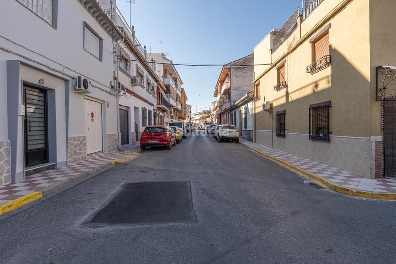 Foto 5d1f702b-ecd4-4b19-8e7e-2d62bee8efa2. Piso  céntrico con 3 grandes habitaciones, 2 baños, terraza, cocina, despensa y lavadero. garaje opcional en Albolote