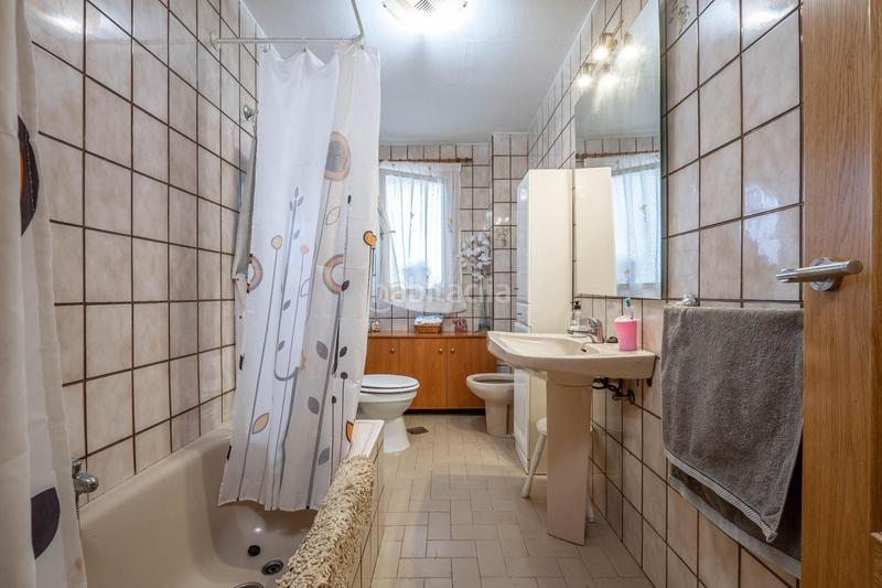 Foto ccae97bc-78bb-4e70-a24f-c53575f33bce. Piso  céntrico con 3 grandes habitaciones, 2 baños, terraza, cocina, despensa y lavadero. garaje opcional en Albolote
