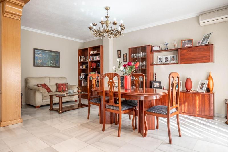 Foto fa57522c-e78b-4dc2-80e1-756c2c6df749. Piso  céntrico con 3 grandes habitaciones, 2 baños, terraza, cocina, despensa y lavadero. garaje opcional en Albolote