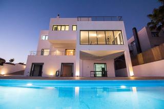 Chalet in Altos de la Zubia. Chalet minimalista de diseño moderno en venta en la zubia.