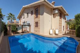 Casa aparellada a Huétor Vega. Casa pareada con piscina, en huétor vega