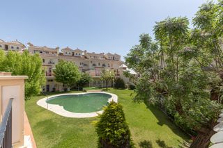 Casa adosada en Calle torre de la cautiva 2. Excelente adosado en urbanización privada con piscina