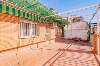 Casa a Barrio de Zaidín. Casa con patio y terraza junto al pts