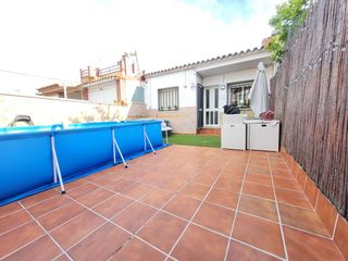 Casa adossada  Gerani. Oportunidad casa reformada de una planta  adosada en mas den gal
