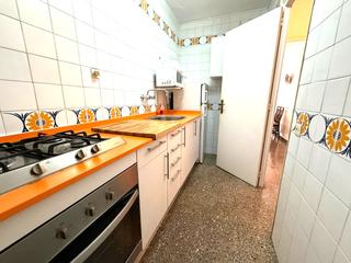 Piso en Els Pins. Piso de 3 habitaciones con balcón interior y cocina reformada –