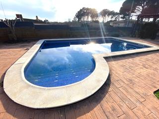 Xalet a Sils. Casa espectacular con piscina en sils