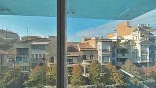 Alquiler Oficina en Carrer anselm clavé 65. Completamente equipada y muy luminosa en la calle más comercial