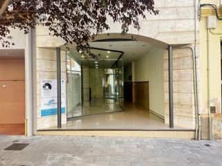 Lloguer Local Comercial a Carrer cal�bria 26. Local con gran visibilidad en calle peatonal y c�ntrica