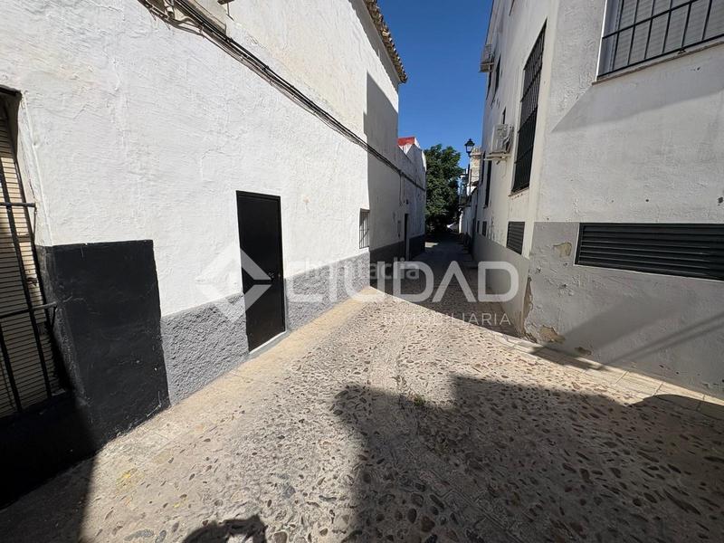 Foto b41ca730-e07c-4a07-8e4c-24390a38a597. Casa  de esquina a reformar en muro alto, barrio alto en Sanlúcar de Barrameda