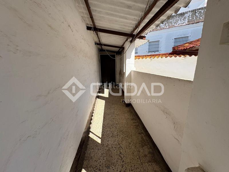 Foto f440fddc-fd69-4091-835c-1523f01451b0. Casa  de esquina a reformar en muro alto, barrio alto en Sanlúcar de Barrameda
