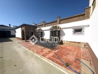 Casa a Monteolivete-Camino Sevilla. Chalet independiente en av al ándalus