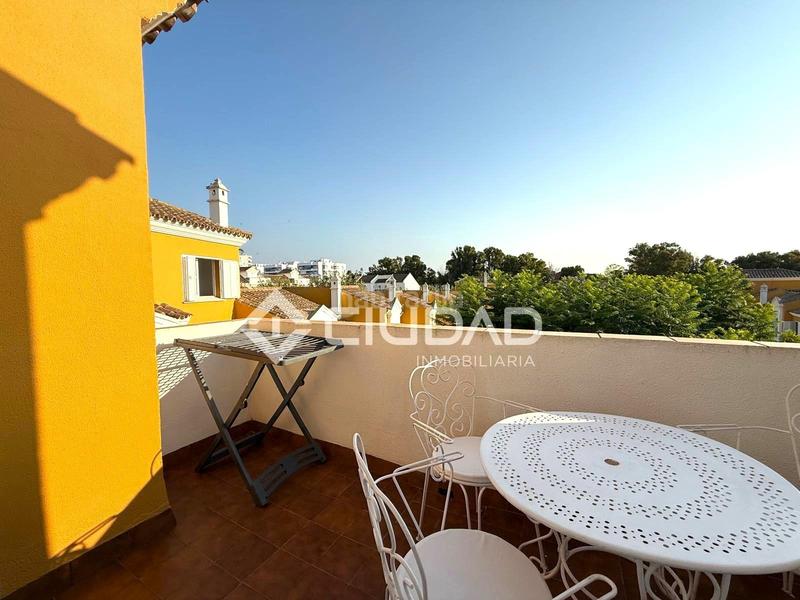 Foto 2c611f78-93d2-43db-aa61-ef8851c6d3bc. Apartamento  en urbanización con piscina en Rota