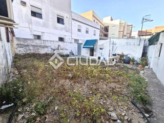 Maison à V Centenario-Piletas-Capuchinos. Solar urbano con vivienda en mal estado