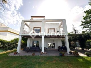Chalet in Martín Miguel. Chalet con jardín y piscina en martín  miguel