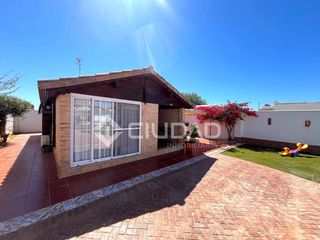 Terreny residencial a La Jara. Casa con amplio terreno y piscina junto a jaramar