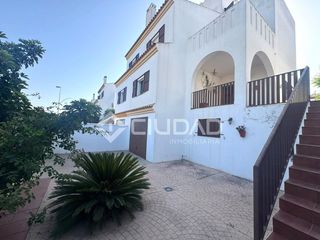 Casa bifamiliare in Bonanza-Avda de Huelva-Barrio Andalucia. Castillete en ab. alándalus