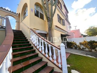 Maison jumelée à Bonanza-Avda de Huelva-Barrio Andalucia. Castillete de esquina con amplio espacio exterior