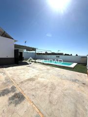 Casale in Monteolivete-Camino Sevilla. Parcela con construcción y piscina en reventón chico