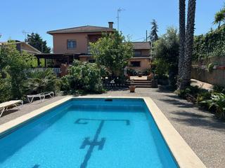 Chalet à Urbanitzacions. La cornisa casa en venta con piscina y vistas al montseny!