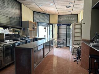 Business premise in Granja 27. Oportunidad local comercial con licencia de bar y terraza