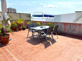 Appartement à Havana. Piso amplio con terraza y vistas a mar en venta en la havana