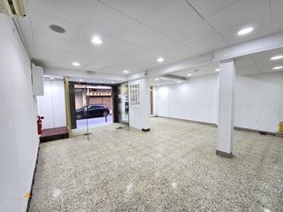 Lloguer Local Comercial  Carrer mossen jacint verdaguer. Local comercial céntrico de 122m2