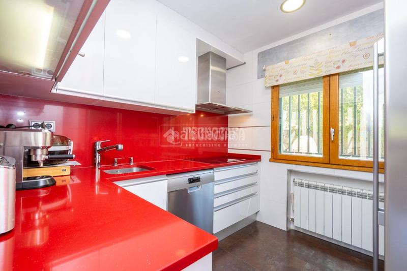 Foto 6e44d172-9686-48d6-a595-581a1e12017e. Casa aparellada amb calefacció aparcament piscina a Manzanares el Real