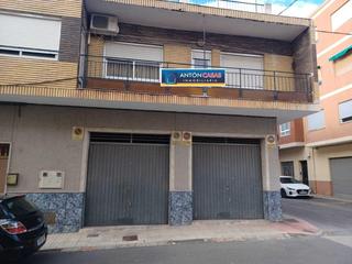 Casa a Petrer. Se vende 1 piso con 3 garajes grandes en petrer alquiler con opc