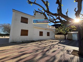 Chalet en Monforte del Cid. Chalet con piscina, jardín y 11.900 m2 de parcela en monforte de