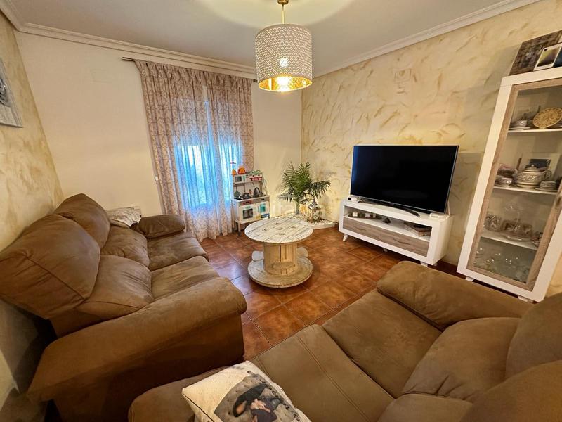 Foto 5d0f8023-8444-4478-852e-7d86fcd16ac1. Casa adossada amb aparcament a Velada