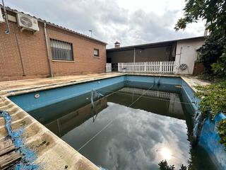 Doppelhaus in Patrocinio-Nueva Talavera. Casa pta. baja seminueva con patio, garaje y piscina.