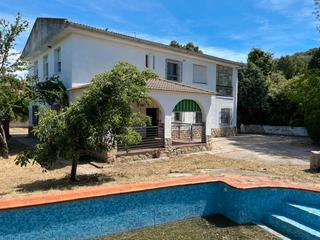 Chalet in San Román de los Montes. Chalet independiente 258 m2 a reformar con parcela 2.300 m2 y pi