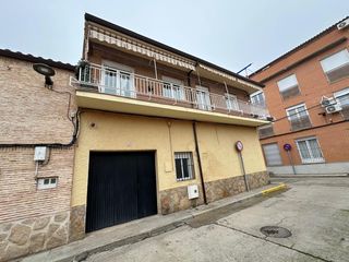 Casa a Patrocinio-Nueva Talavera. Casa 2 plantas en esquina con 3 habitaciones, 2 baños y amplio g