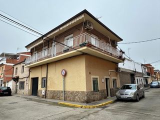 Casa a Patrocinio-Nueva Talavera. Casa 2 plantas en esquina con 3 habitaciones, 2 baños y amplio g